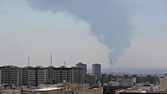 АРХИВ. Столб дыма над Тегераном после удара ЦАХАЛ 15 июня