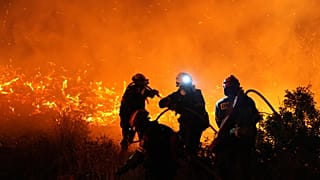Feuerwehrleute kämpfen gegen einen großen Waldbrand in Kofinas auf der östlichen Ägäisinsel Chios, Griechenland.