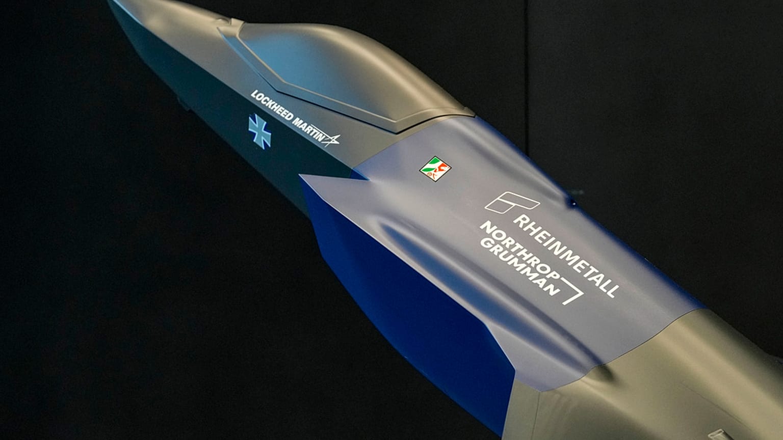 Ein Modell eines F35-Jets steht vor der Jahrespressekonferenz des deutschen Waffenherstellers Rheinmetall AG in Düsseldorf, Deutschland, Mittwoch, 12. März 2025.