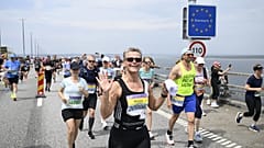 Die Läufer überqueren die Grenze zwischen Schweden und Dänemark über die Öresundbrücke.