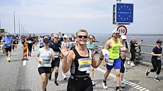 Les coureurs franchissent la frontière entre la Suède et le Danemark sur le pont de l'Øresund.