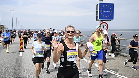 Les coureurs franchissent la frontière entre la Suède et le Danemark sur le pont de l'Øresund.