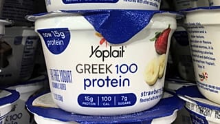Dieses Dateifoto vom Donnerstag, 23. Februar 2017, zeigt Yoplait Greek Yogurt in der Auslage eines Supermarktes in Port Chester, N.Y.
