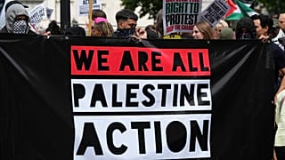 Filistin Eylem grubunun 23 Haziran 2025 Pazartesi günü Londra'da düzenlediği bir protesto sırasında göstericiler bir pankart açtı. 