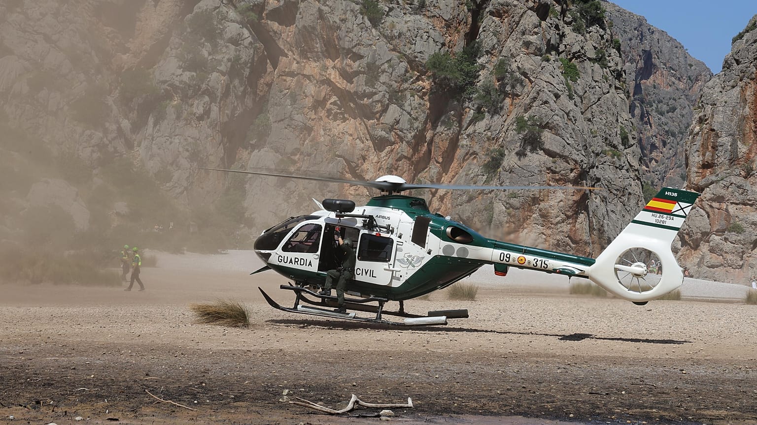 La Guardia Civil en unas maniobras recientes en Sa Calobra, Mallorca, el 23 de junio de 2025, donde la presidenta Prohens ha declarado sobre los fallecidos.