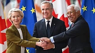 Ursula Von der Leyen junto a Mark Carney, primer ministro canadiense (centro) y António Costa, del Consejo Europeo, antes de una cumbre en Bruselas el 23 de junio de 2025.