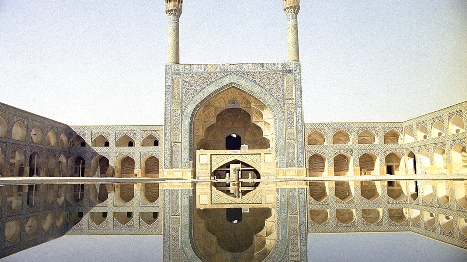صورة من الأرشيف- مسجد أصفهان في إيران كما يظهر في يوليو 1971.