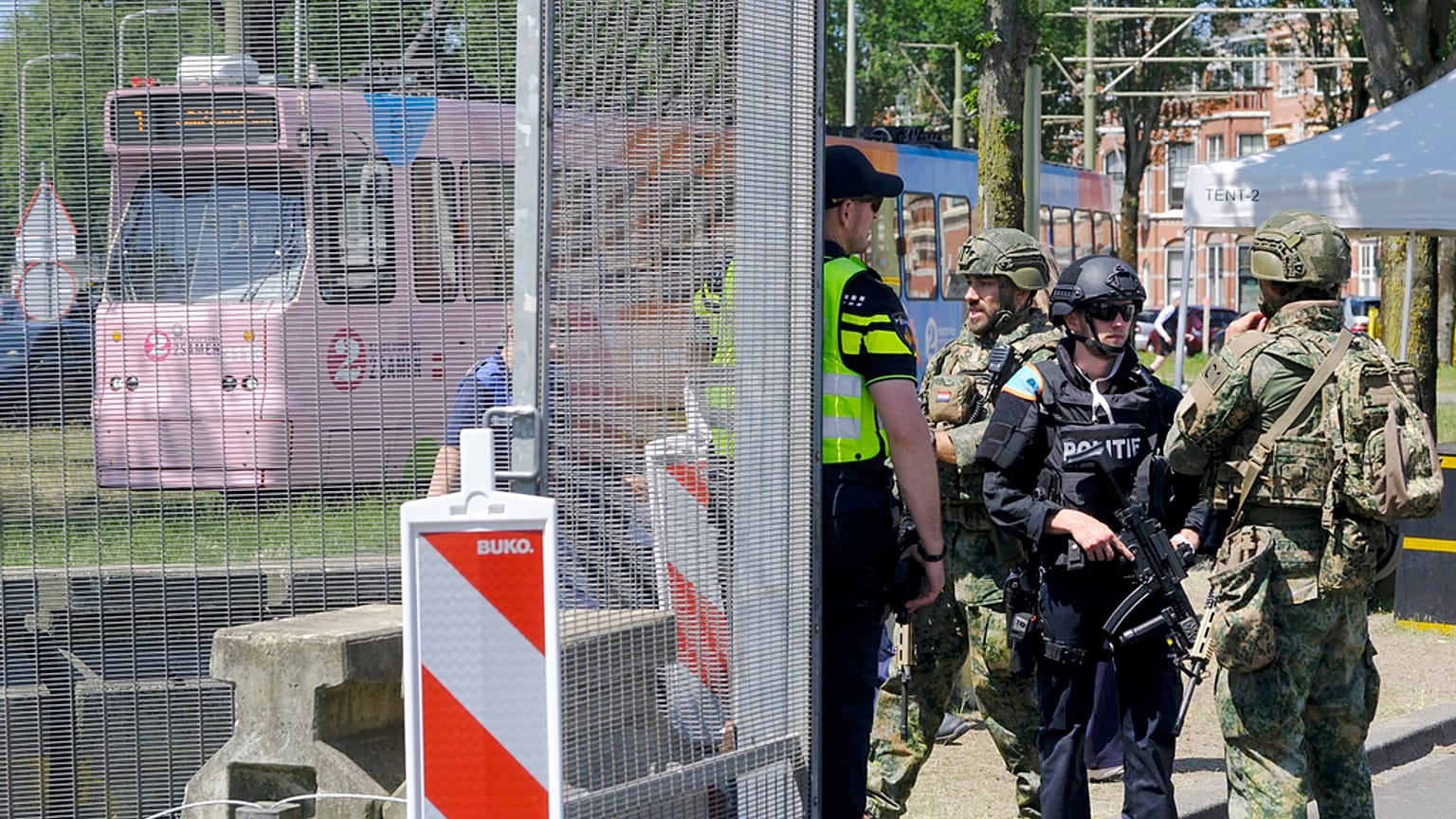 Patrouille de sécurité autour du périmètre du site avant le prochain sommet de l'OTAN à La Haye, Pays-Bas, lundi 23 juin 2025.