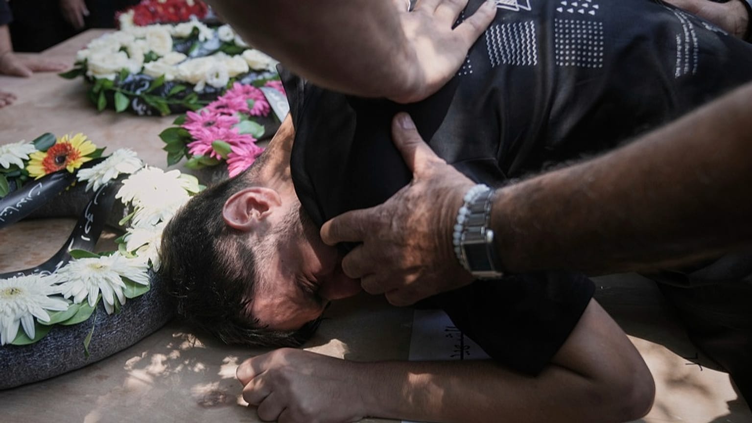 أقارب يشيّعون أربعة من عائلة الخطيب، من فلسطينيي الداخل، قُتلوا في قصف إيراني على مدينة طمرة في 17 حزيران/ يونيو 2025.