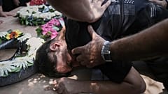 أقارب يشيّعون أربعة من عائلة الخطيب، من فلسطينيي الداخل، قُتلوا في قصف إيراني على مدينة طمرة في 17 حزيران/ يونيو 2025.