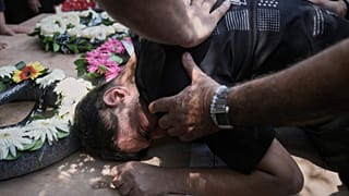 أقارب يشيّعون أربعة من عائلة الخطيب، من فلسطينيي الداخل، قُتلوا في قصف إيراني على مدينة طمرة في 17 حزيران/ يونيو 2025.