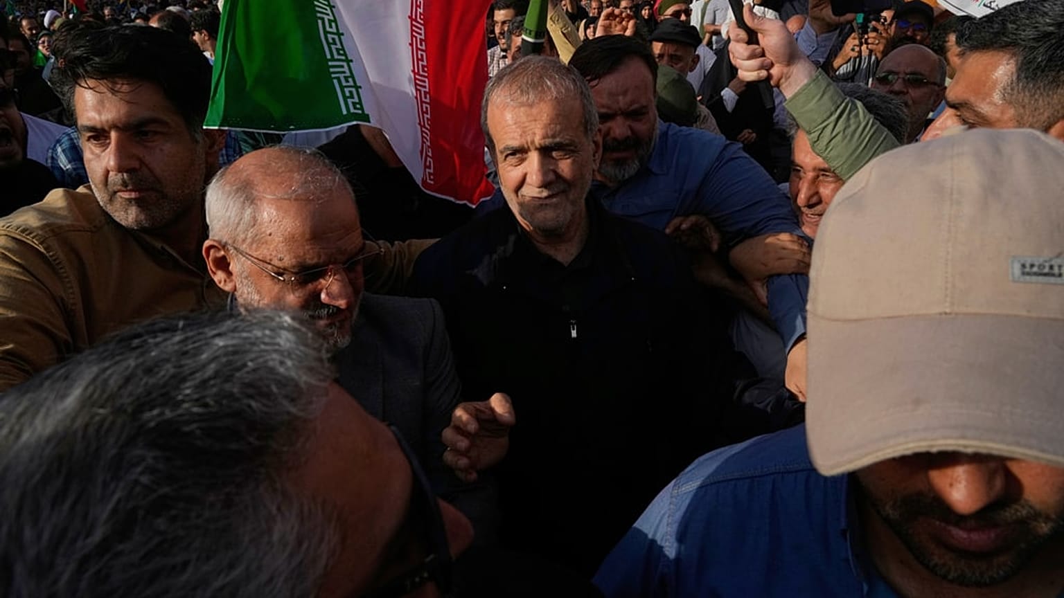 İran Cumhurbaşkanı Mesud Pezeşkiyan, başkent Tahran'da ABD karşıtı protestolara katıldı, 22 Haziran 2025