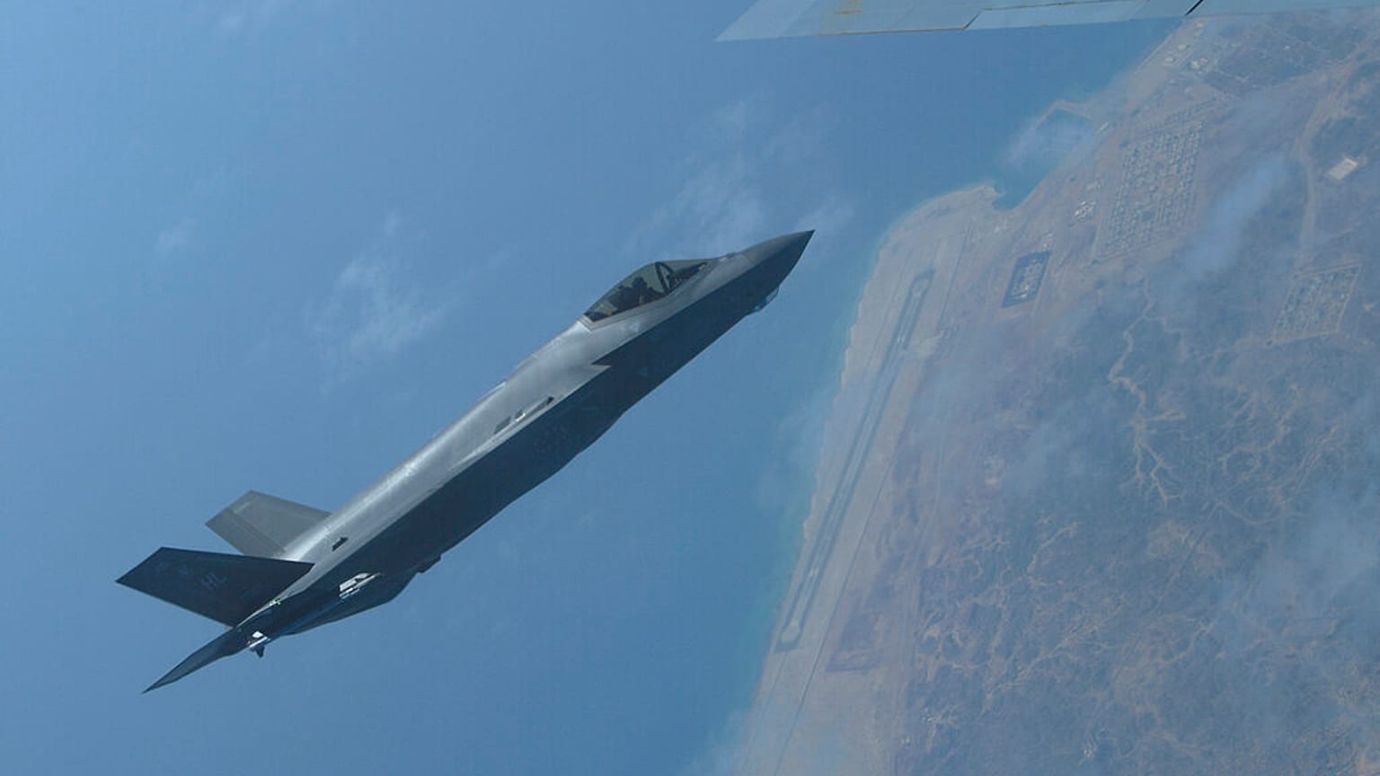 طائرة F-35A Lightning II تابعة للقوات الجوية الأمريكية تحلق بجانب طائرة KC-135 ستراتوتانكرمن قاعدة العديد الجوية في قطر