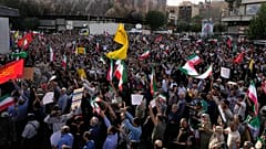 Protesters chant slogans in a protest following the U.S. attacks on nuclear sites in Iran, Téhéran, Iran