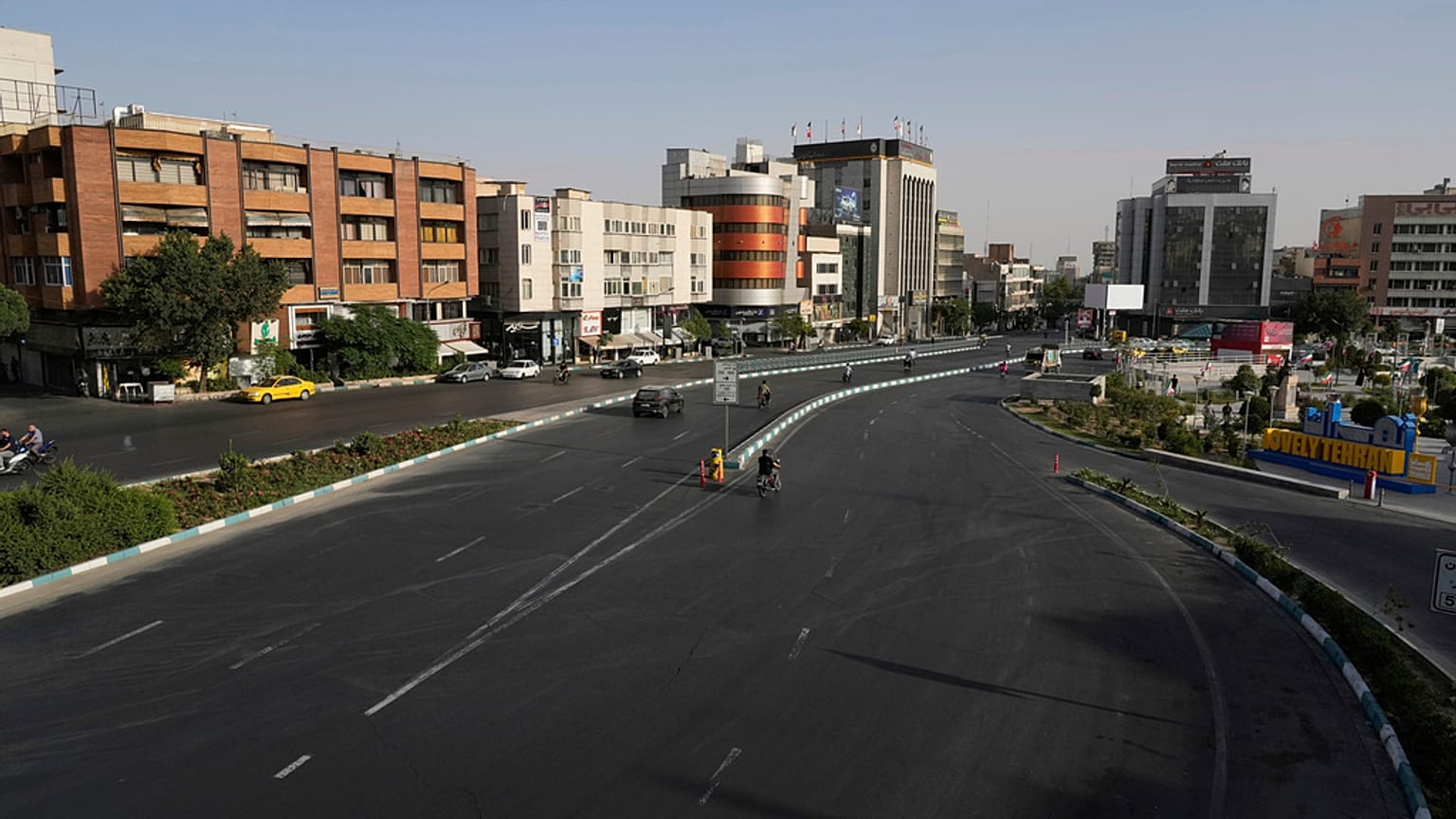 Iran wystrzelił rakiety w kierunku bazy USA w Katarze.