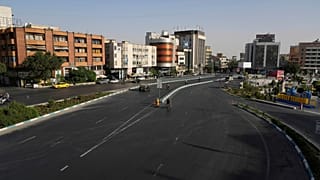 Iran wystrzelił rakiety w kierunku bazy USA w Katarze.