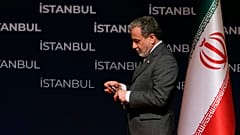 Der iranische Außenminister Abbas Araghchi verlässt eine Pressekonferenz in Istanbul, Türkei, Sonntag, 22. Juni 2025.