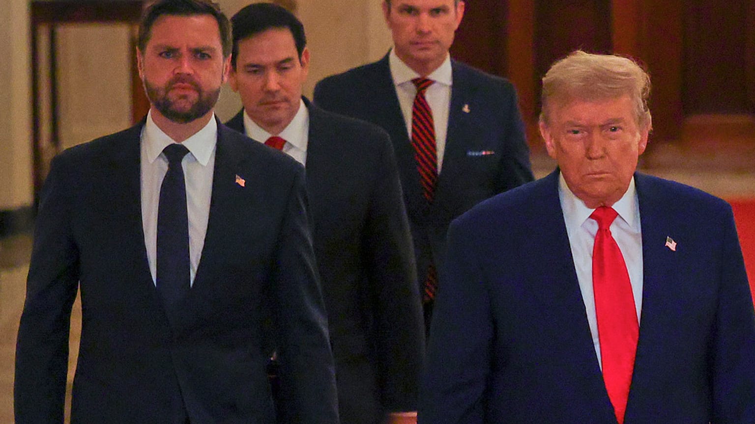ABD Başkanı Donald Trump, Başkan Yardımcısı JD Vance ve Savunma Bakanı Pete Hegseth ile birlikte Beyaz Saray'da, 21 Haziran 2025