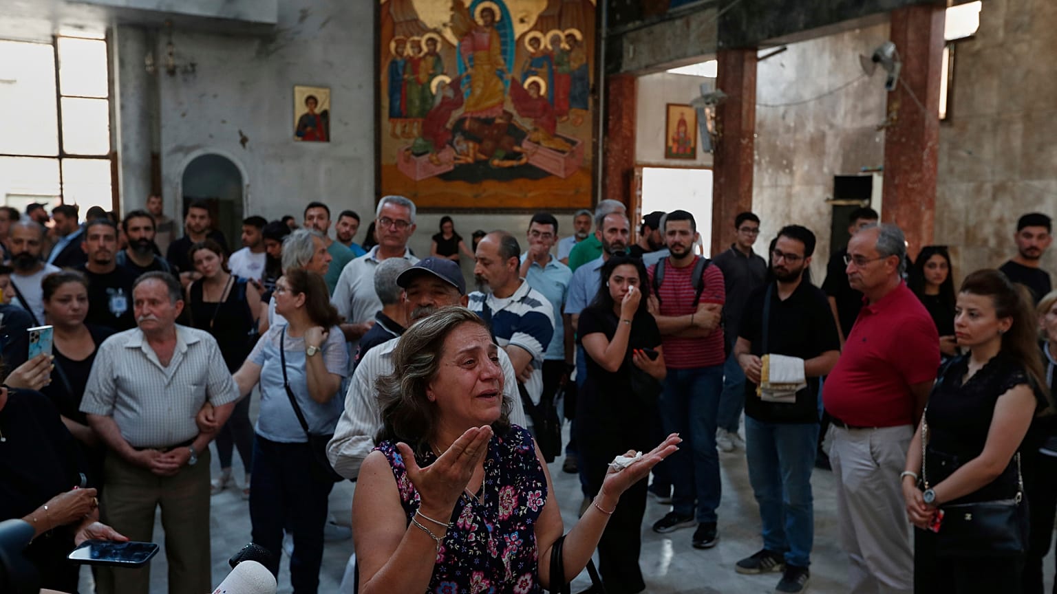 Πιστοί με δάκρυα στα μάτια μία ημέρα μετά την επίθεση αυτοκτονίας στην εκκλησία του Προφήτη Ηλία στα περίχωρα τςη Δαμασκού