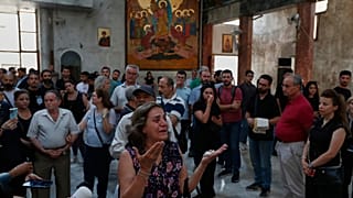 Πιστοί με δάκρυα στα μάτια μία ημέρα μετά την επίθεση αυτοκτονίας στην εκκλησία του Προφήτη Ηλία στα περίχωρα τςη Δαμασκού