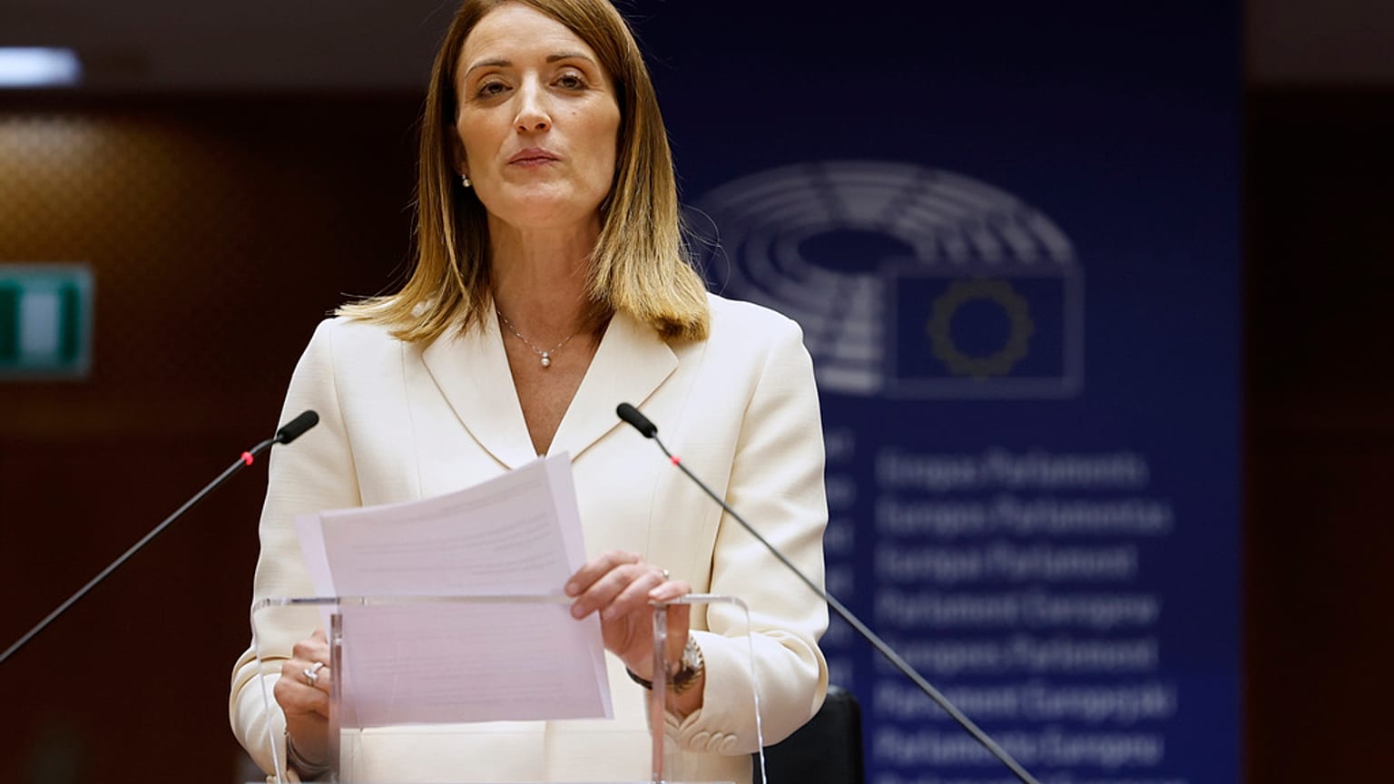 رئيسة البرلمان الأوروبي روبرتا ميتسولا  خلال جلسة عامة في مبنى البرلمان الأوروبي في بروكسل، الأربعاء 21 مايو 2025.