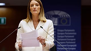 رئيسة البرلمان الأوروبي روبرتا ميتسولا  خلال جلسة عامة في مبنى البرلمان الأوروبي في بروكسل، الأربعاء 21 مايو 2025.