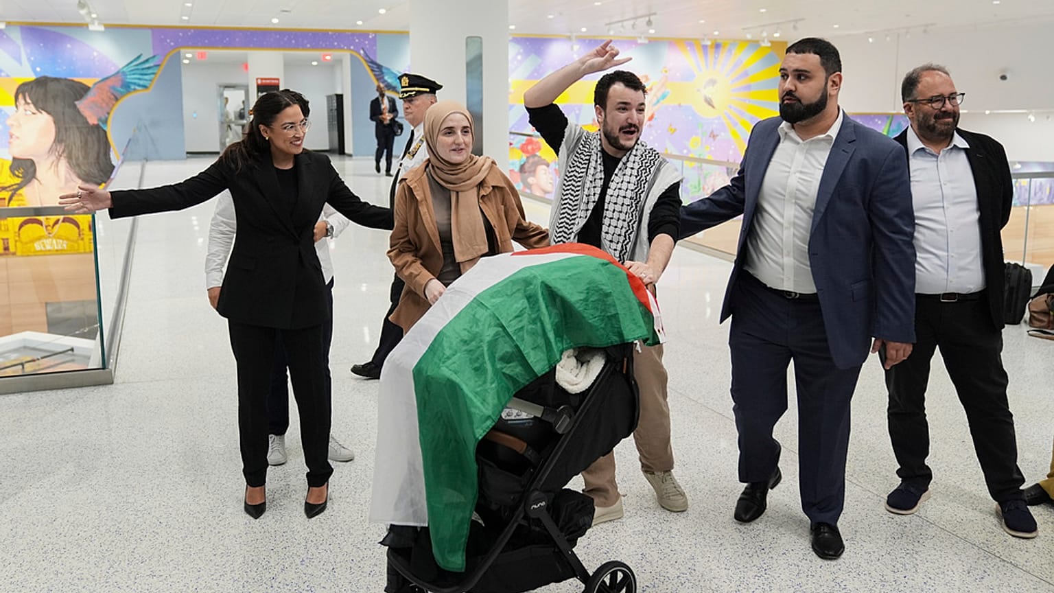 Mahmut Halil (ortada), Newark Uluslararası Havalimanı’nda, 21 Haziran Cumartesi