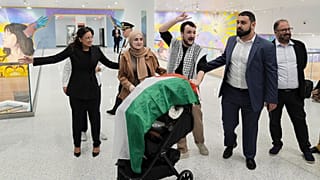 Mahmut Halil (ortada), Newark Uluslararası Havalimanı’nda, 21 Haziran Cumartesi