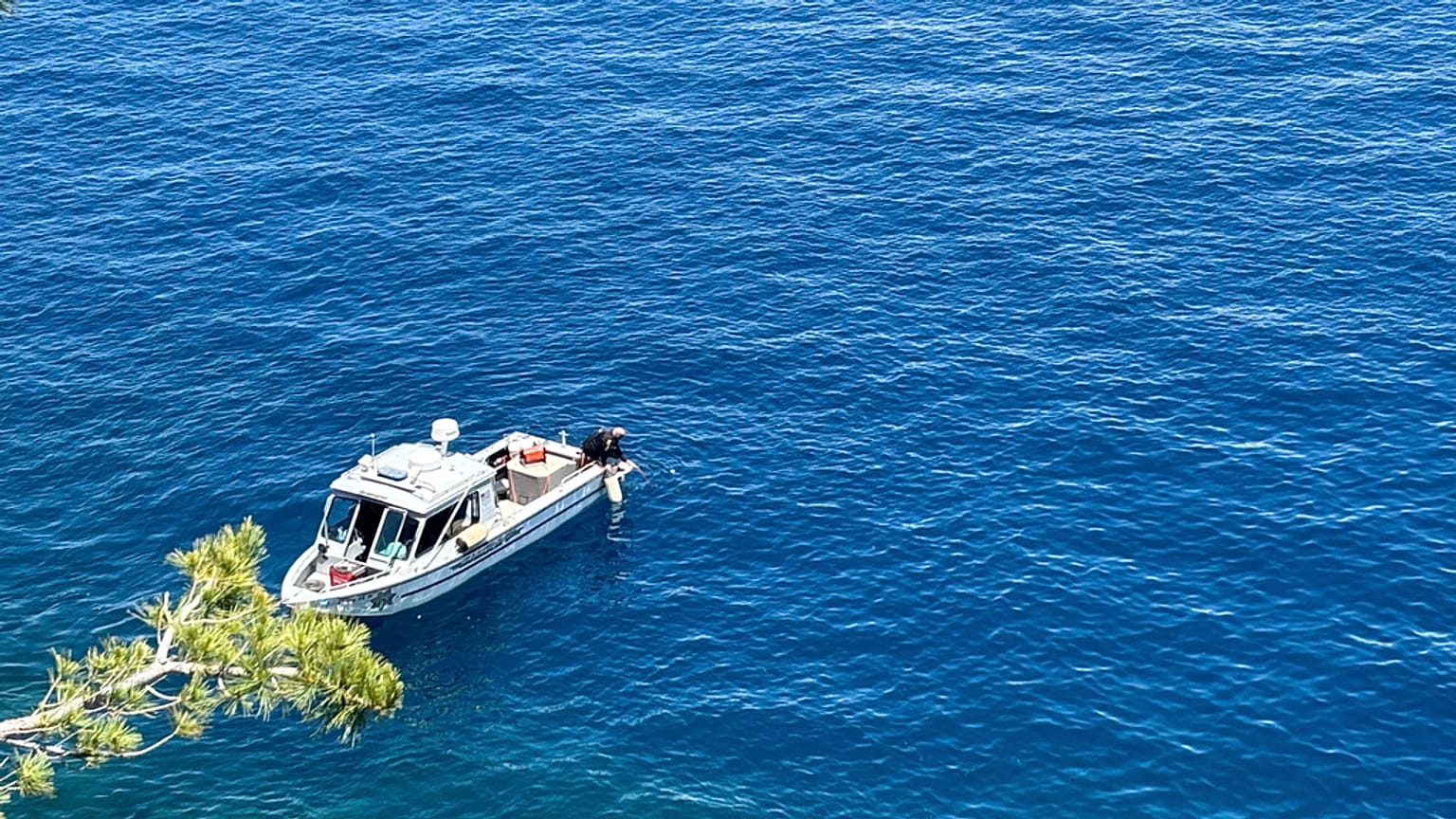 Tahoe Gölü'nde devam eden arama çalışmaları sırasında çekilmiş bir fotoğraf, 23 Haziran 2025