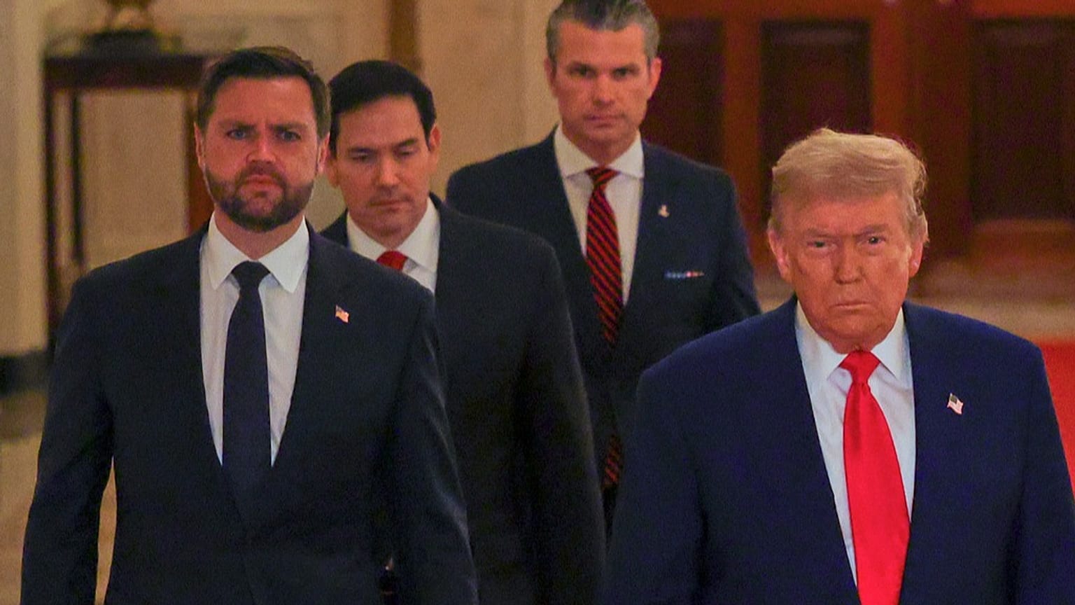 O Presidente dos EUA, Trump, o Vice-Presidente Vance, o Secretário de Estado Rubio e o Secretário da Defesa Hegseth chegam à Sala Leste da Casa Branca para falar com os jornalistas, 21 de junho de 2025