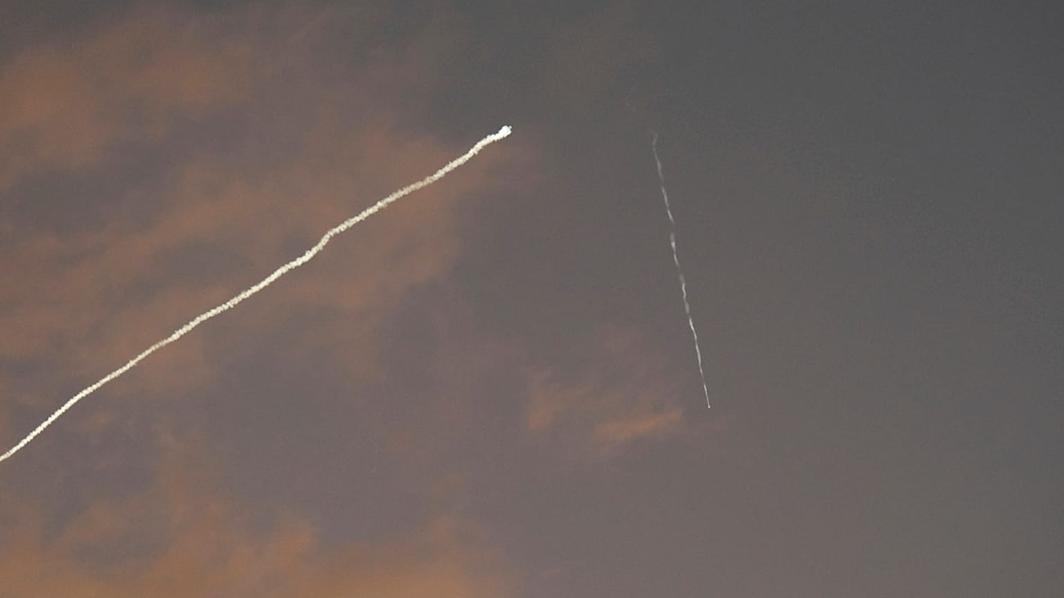Una scia di fumo del sistema di difesa aerea israeliano Iron Dome mentre intercetta i missili lanciati durante un attacco iraniano, Haifa, Israele, 24 giugno 2025