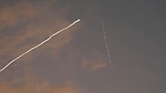Una scia di fumo del sistema di difesa aerea israeliano Iron Dome mentre intercetta i missili lanciati durante un attacco iraniano, Haifa, Israele, 24 giugno 2025