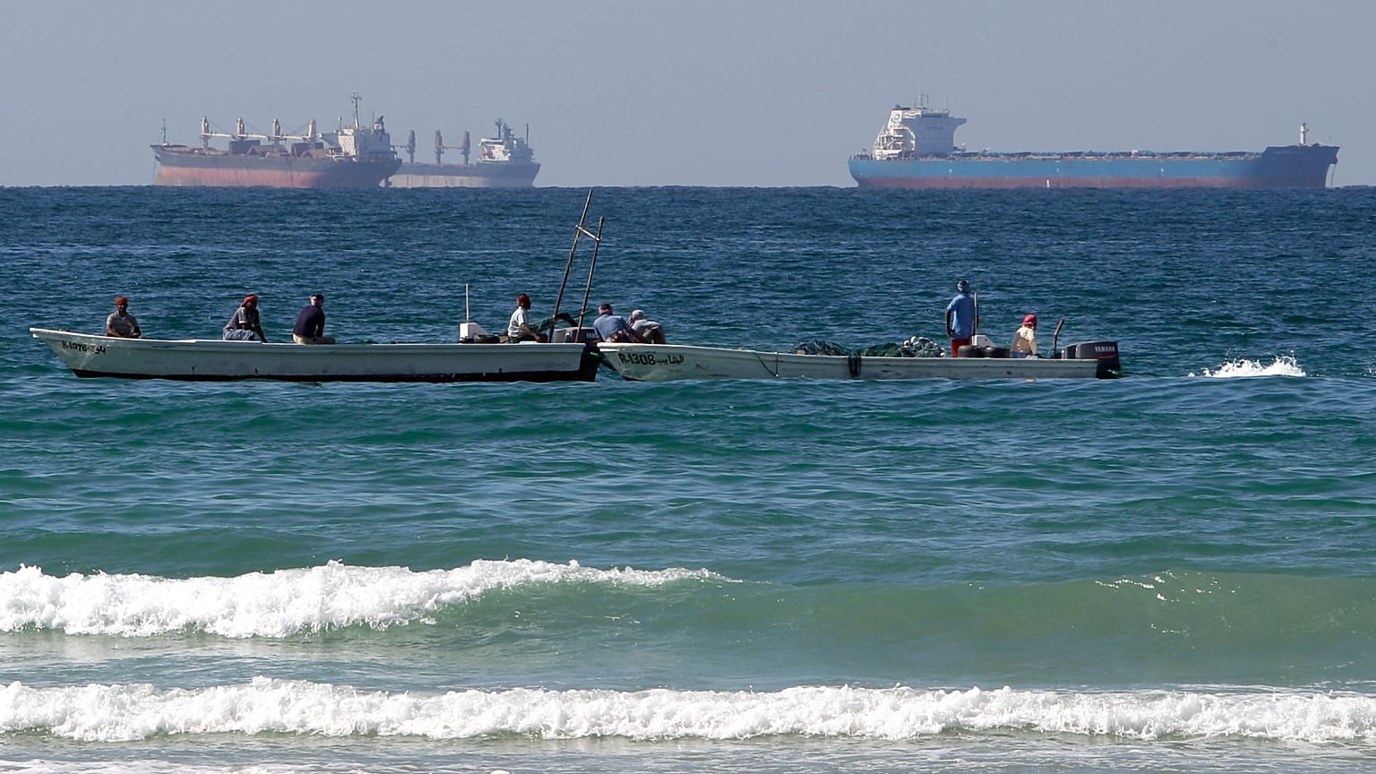 Barcos de pesca frente a petroleros al sur del estrecho de Ormuz, frente a la costa de Ras Al Khaimah, en los Emiratos Árabes Unidos. 19 de enero de 2012.