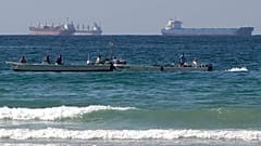 Fischerboote sind vor Öltankern südlich der Straße von Hormuz, vor der Stadt Ras Al Khaimah in den Vereinigten Arabischen Emiraten, zu sehen. 19. Januar 2012.
