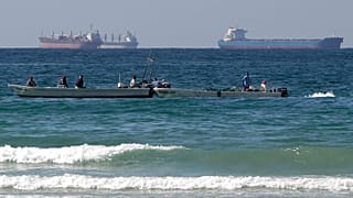 Barcos de pesca frente a petroleros al sur del estrecho de Ormuz, frente a la costa de Ras Al Khaimah, en los Emiratos Árabes Unidos. 19 de enero de 2012.