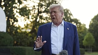 Trump falava aos jornalistas em Washington antes de partir para Haia