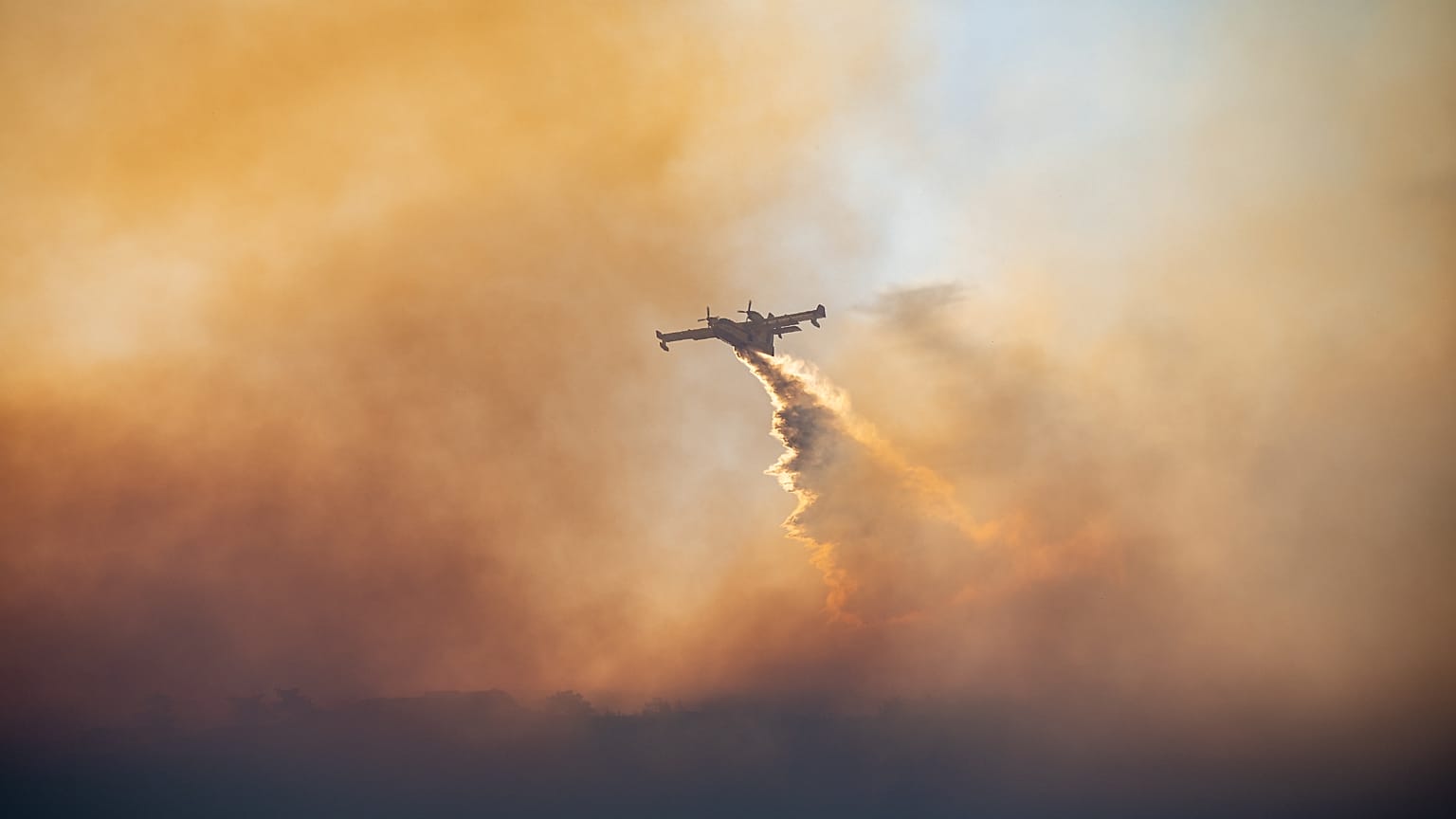 Ein Canadair-Flugzeug bekämpft ein Feuer in einem Waldgebiet in Chios, Dienstag, 24. Juni 2025
