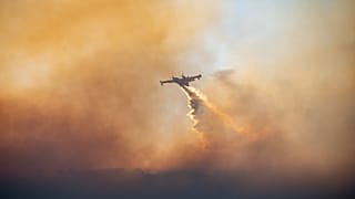 Un avion Canadair intervient sur un feu de forêt à Chios, mardi 24 juin 2025.