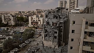  ساختمان‌های مسکونی ویران شده در حمله موشکی تلافی‌جویانه ایران که منجر به کشته شدن چندین نفر شد؛ بئرشبع، اسرائیل، سه‌شنبه، ۲۴ ژوئن ۲۰۲۵