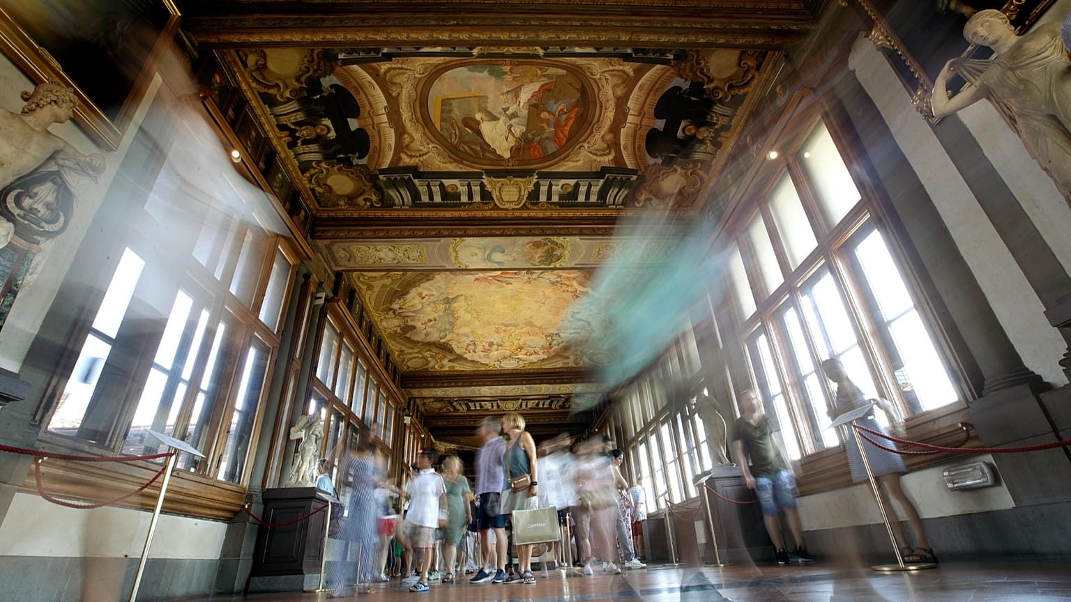 Visitantes recorren las Galerías Uffizi, en Florencia, Italia, el martes 6 de agosto de 2019.