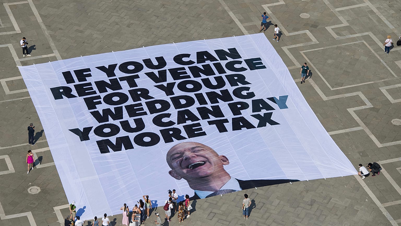 Greenpeace tarafından yayımlanan bu fotoğraf, Amazon kurucusu Jeff Bezos'un planlanan düğününe karşı St. Mark Meydanı'nda açılan büyük bir pankartı gösteriyor, Venedik