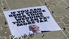 Dieses von Greenpeace veröffentlichte Foto zeigt ein großes Banner gegen die geplante Hochzeit des Amazon-Gründers Jeff Bezos auf dem Markusplatz in Venedig.