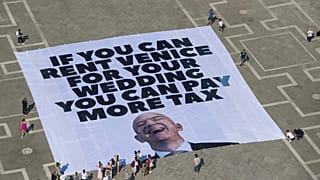 Esta foto publicada por Greenpeace muestra una gran pancarta contra la boda planeada del fundador de Amazon, Jeff Bezos, en la Plaza de San Marcos, en Venecia