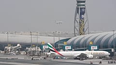Un Boeing 777 de Emirates en la puerta de embarque del Aeropuerto Internacional de Dubai.