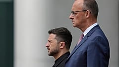 Le chancelier allemand Friedrich Merz accueille le président ukrainien Volodymyr Selenskyj à Berlin, Allemagne, mercredi 28 mai 2025.