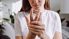 Una mujer con artritis se sujeta la muñeca.