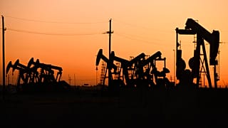 مجموعة من مضخات النفط تعمل بالقرب من موقع بئر نفط وغاز جديد في تكساس