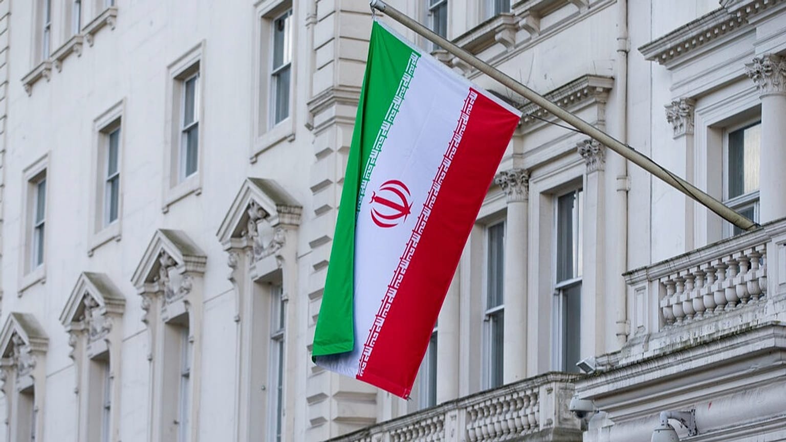 FILE: La bandiera nazionale della Repubblica islamica del popolo iraniano sventola davanti alla sua ambasciata a Londra, giovedì 20 febbraio 2014.