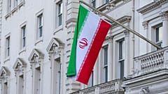 DOSYA: İran Halk İslam Cumhuriyeti'nin ulusal bayrağı 20 Şubat 2014 Perşembe günü Londra'daki büyükelçiliğinin önünde dalgalanıyor.