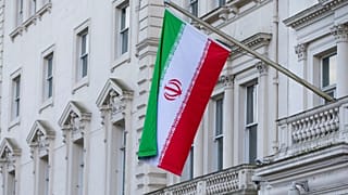 FILE: La bandiera nazionale della Repubblica islamica del popolo iraniano sventola davanti alla sua ambasciata a Londra, giovedì 20 febbraio 2014.